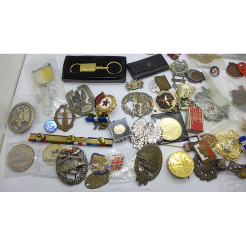 992 - A collection of badges and medallions, including a 1914 On War Service badge