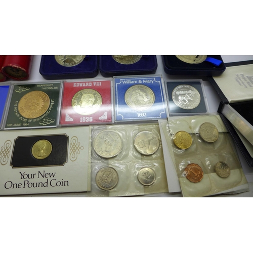 993 - A collection of coins