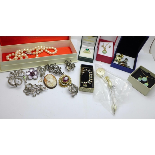 997 - Jewellery, hat pins and a pearl necklace