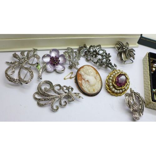 997 - Jewellery, hat pins and a pearl necklace