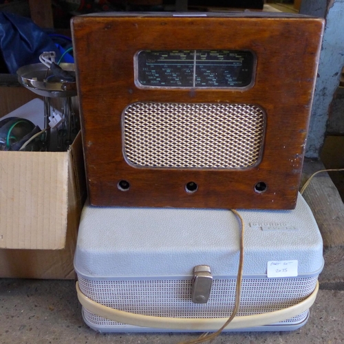 2075 - 2 Vintage suitcases with Grundig T14 14 and a vintage radio