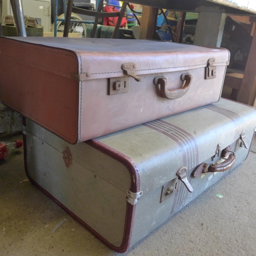 2075 - 2 Vintage suitcases with Grundig T14 14 and a vintage radio