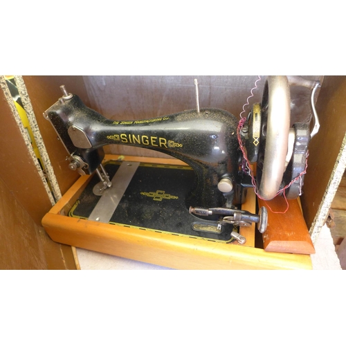 2102 - Vintage Singer sewing machine