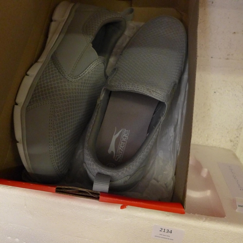 2133 - A pair of Slazenger slip-on shoes, size 8