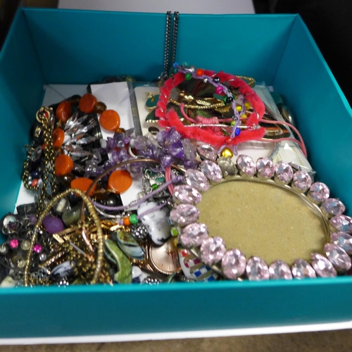 2198 - 3 Boxes of jewellery