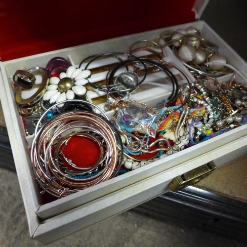 2198 - 3 Boxes of jewellery