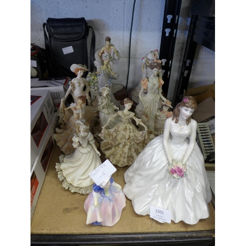 2201 - 12 Figures of ladies