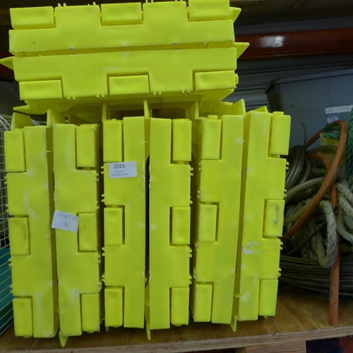 2565 - 4 Pieces yellow pallet trim