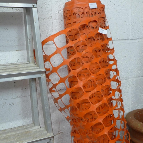 2556 - Orange plastic safety netting