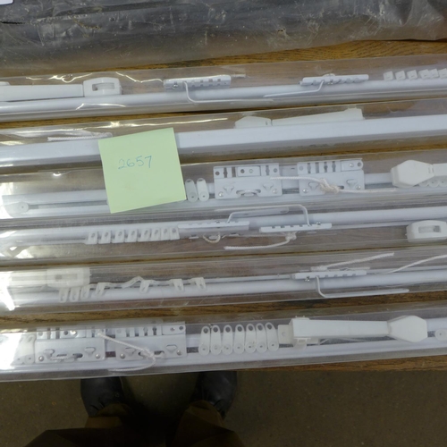 2657 - 6 Extendable curtain rails (1.2m approx.)