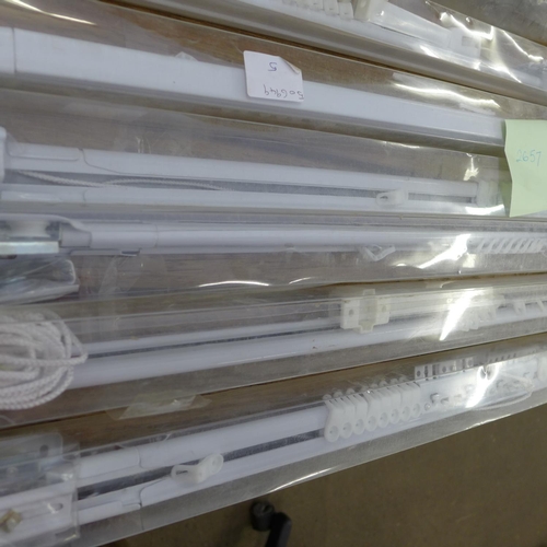 2657 - 6 Extendable curtain rails (1.2m approx.)