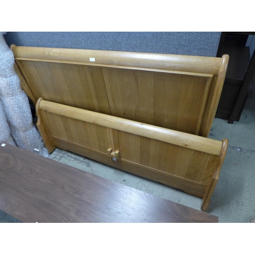 2997 - An oak kingsize bedframe