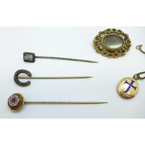 1122 - A collection of jewellery including a mourning brooch with inscription, a yellow metal and enamel pe... 