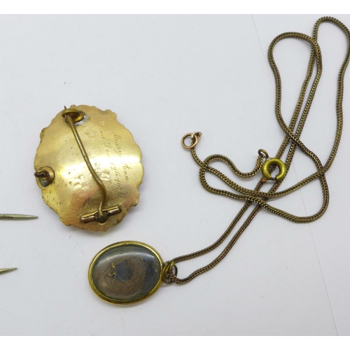 1122 - A collection of jewellery including a mourning brooch with inscription, a yellow metal and enamel pe... 