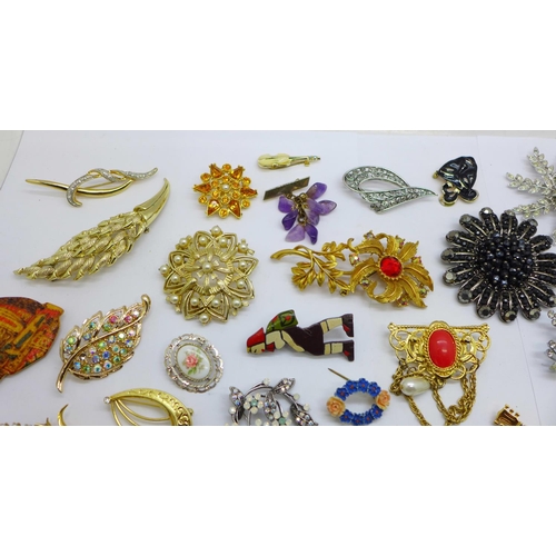 663 - A collection of brooches