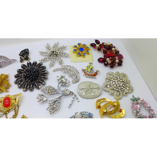 663 - A collection of brooches