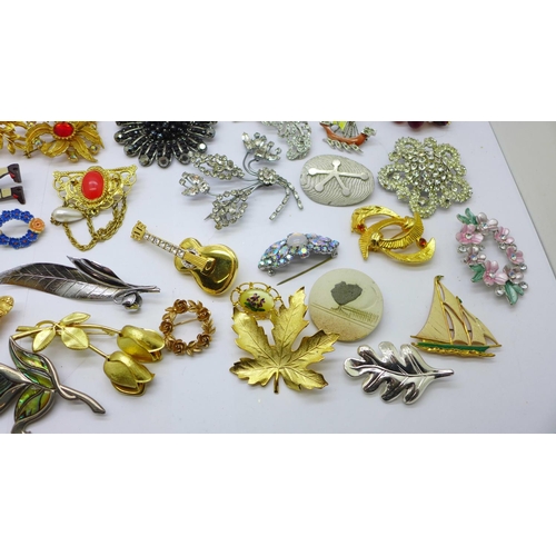 663 - A collection of brooches