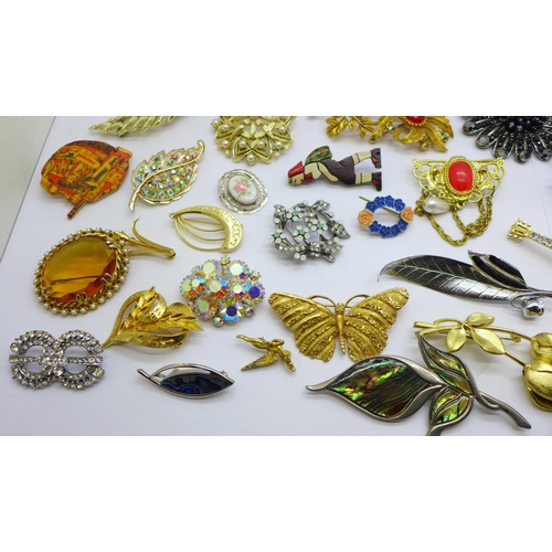 663 - A collection of brooches