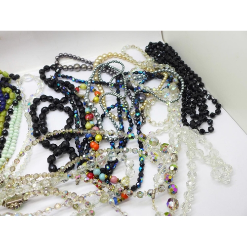 665 - Vintage bead necklaces