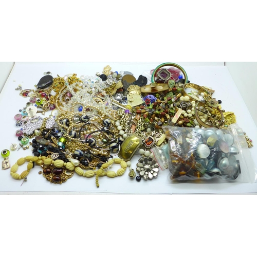 668 - Vintage jewellery and beads (some for re-threading)