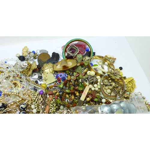 668 - Vintage jewellery and beads (some for re-threading)