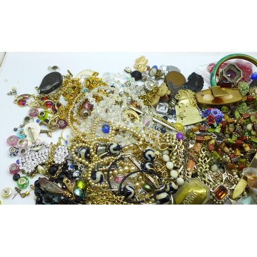 668 - Vintage jewellery and beads (some for re-threading)