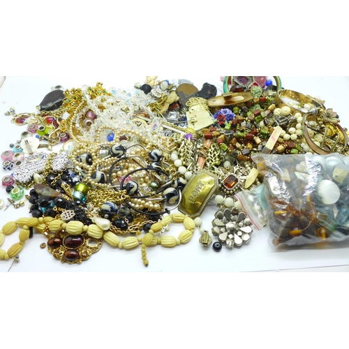 668 - Vintage jewellery and beads (some for re-threading)