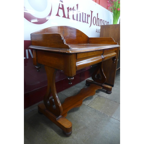 101 - A Victorian mahogany washstand