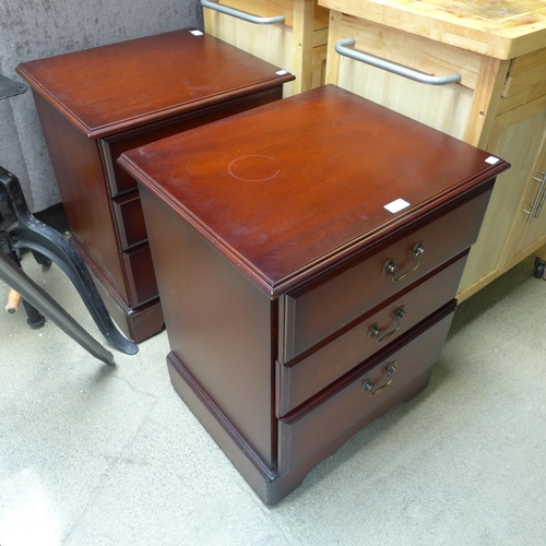 1766 - A pair of mahogany bedside chests