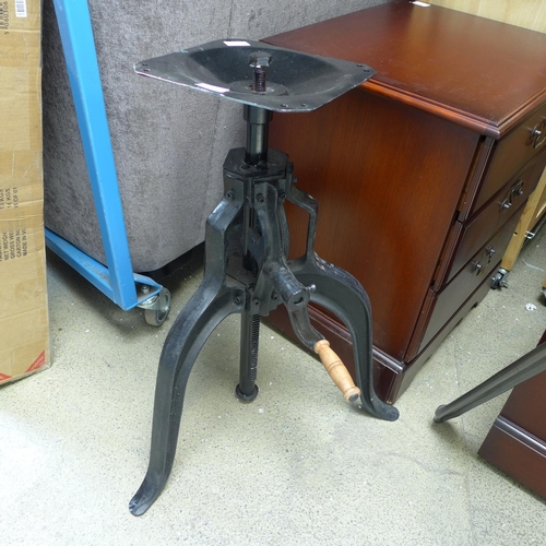 1768 - An adjustable cast iron table base