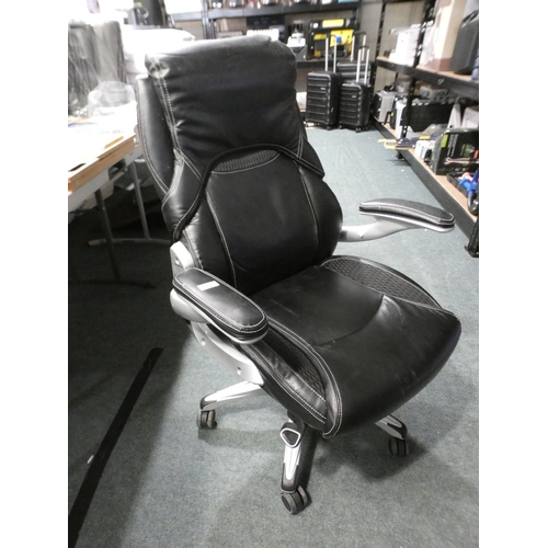 3213 - Leather Managers Chair, RRP £129.99 + VAT    (220-55) * This lot is subject to VAT