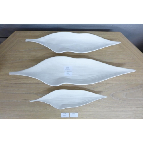 1523 - A Husk ivory ceramic set of three leaf dishes (5054P13)   #