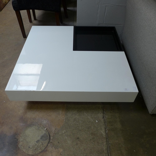 1539 - A high gloss monochrome coffee table with a tray insert