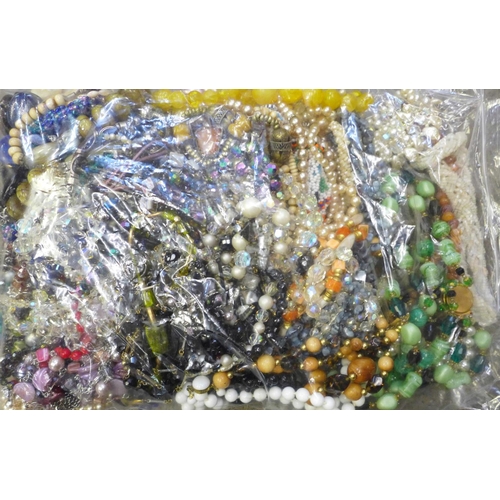 672 - Sixty vintage and modern necklaces