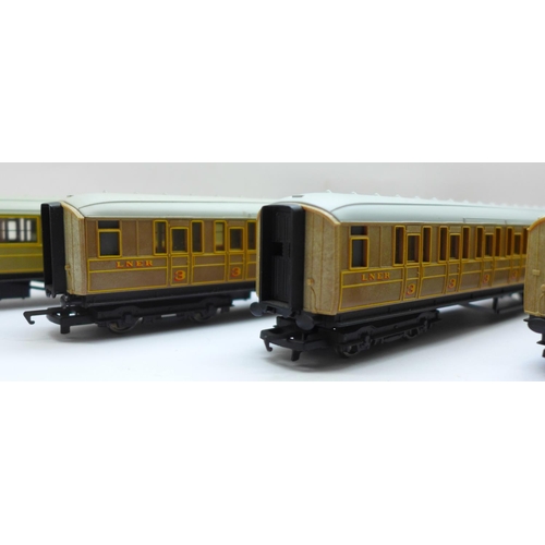 679 - Four Hornby OO gauge model railway carriages