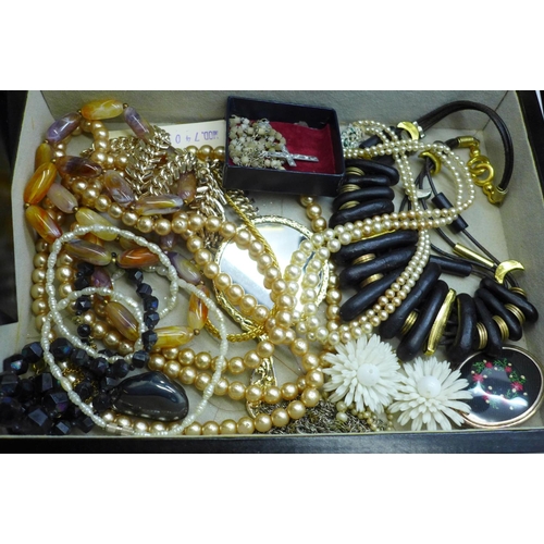 688 - A case of costume jewellery