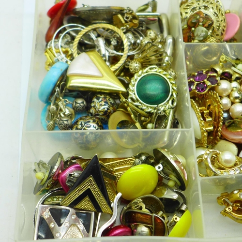 692 - Approximately one hundred pairs of mostly clip on earrings