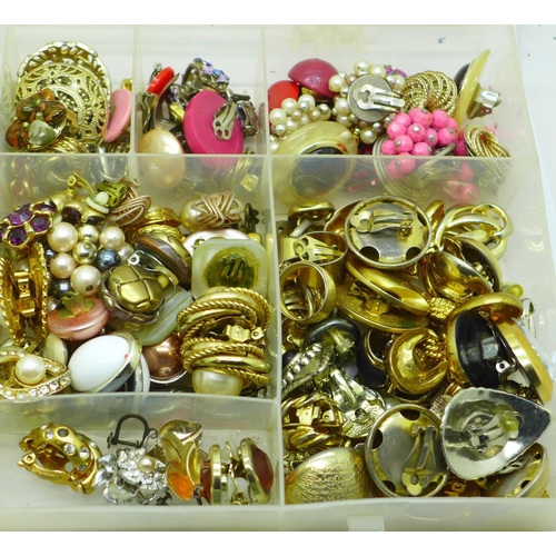 692 - Approximately one hundred pairs of mostly clip on earrings