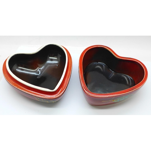 704 - Anita Harris Art Pottery - Heart shaped trinket box in the Red Rose design, 8cm, signed in gold on t... 