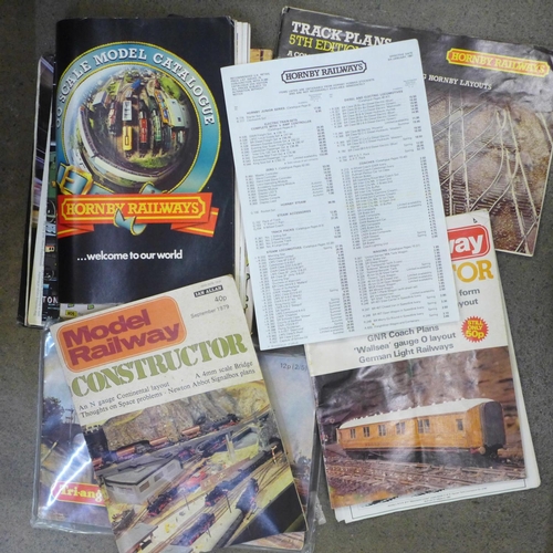 773 - Hornby Dublo model rail, locomotives, carriages, wagons, track, buildings, catalogues, track plans, ... 