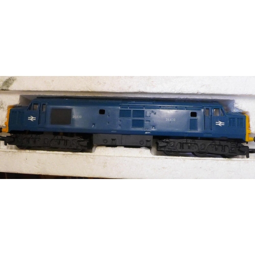 773 - Hornby Dublo model rail, locomotives, carriages, wagons, track, buildings, catalogues, track plans, ... 