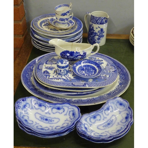 786 - Assorted blue and white china, mainly Willow pattern, twenty-five pieces