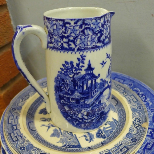 786 - Assorted blue and white china, mainly Willow pattern, twenty-five pieces