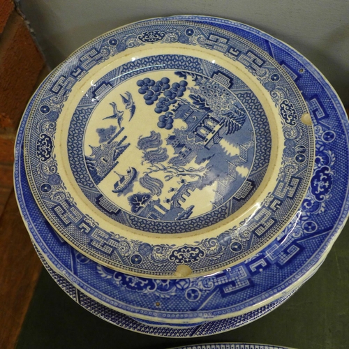 786 - Assorted blue and white china, mainly Willow pattern, twenty-five pieces