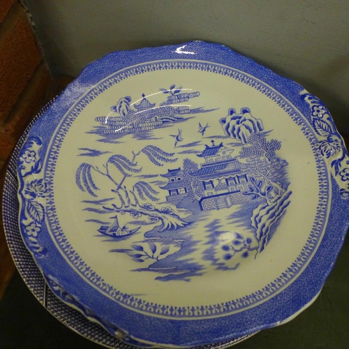 786 - Assorted blue and white china, mainly Willow pattern, twenty-five pieces