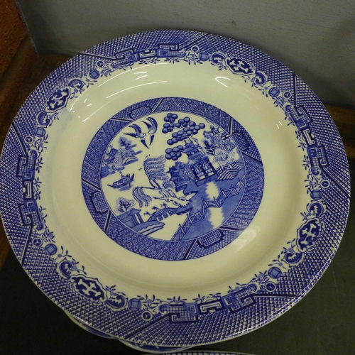 786 - Assorted blue and white china, mainly Willow pattern, twenty-five pieces