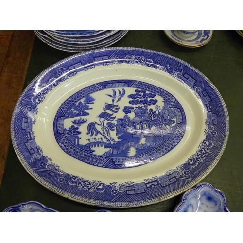 786 - Assorted blue and white china, mainly Willow pattern, twenty-five pieces