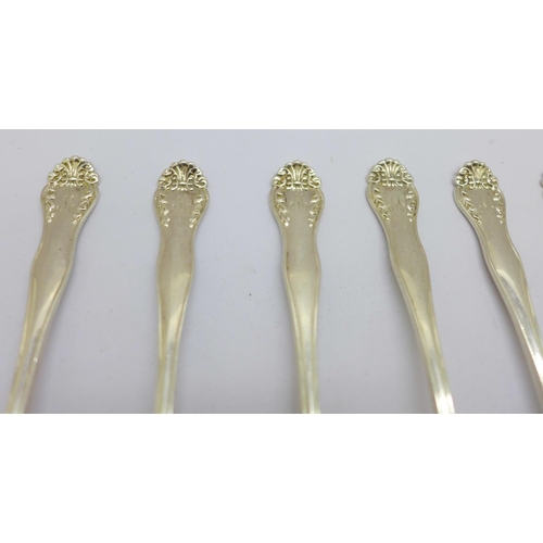 917 - A set of six silver spoons, London 1913, 62g