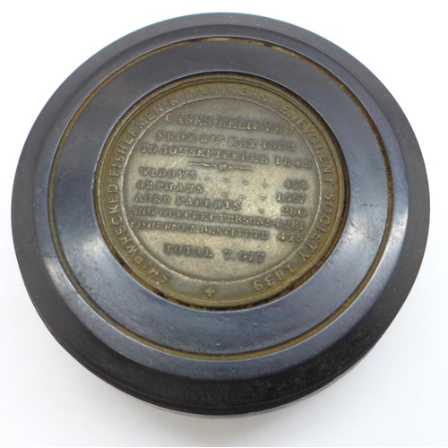 919 - A modern snuff box commemorating Admiral Nelson