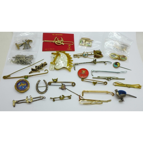 921 - Horse related brooches, clips, etc.